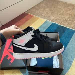 Air jordan pink black and white